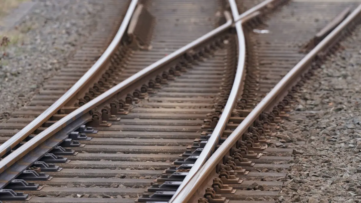 Bahngleise: Wegen eines Unfalls ist ein Abschnitt der Main-Neckar-Bahn gesperrt. (Symbolbild) (zu dpa: «Bahnstrecke zwischen Walldorf und Sandhausen gesperrt»)
