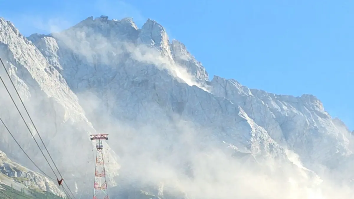 Großer Felssturz an der Zugspitze: Eine große Staubwolke ist an der Zugspitze zu sehen, nachdem sich am Grenzkamm mehrere Kubikmeter Felsen gelöst haben (bestmögliche Qualität). Der am Dienstag bemerkte Abbruch des Gesteins auf einem Kamm an der deutsch-österreichischen Grenze setzt sich auch heute fort. (zu dpa: «Stein und Staub: Großer Felssturz an der Zugspitze»)