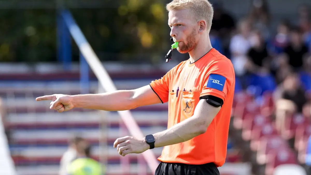 Christian Steib Schiedsrichter, gibt Anweisungen, gestikuliert, mit den Armen gestikulieren, Einzelbild, Einzelfoto, Aktion, Action, 06.09.2026, Mannheim Deutschland, Fussball, Regionalliga Südwest, VfR Mannheim - FC 08 Homburg *** Christian Steib, referee, giving instructions, gesturing, gesturing with his arms, single frame, single photo, action, September 6, 2026, Mannheim, Germany, soccer, Regionalliga Südwest, VfR Mannheim vs. FC 08 Homburg xozx