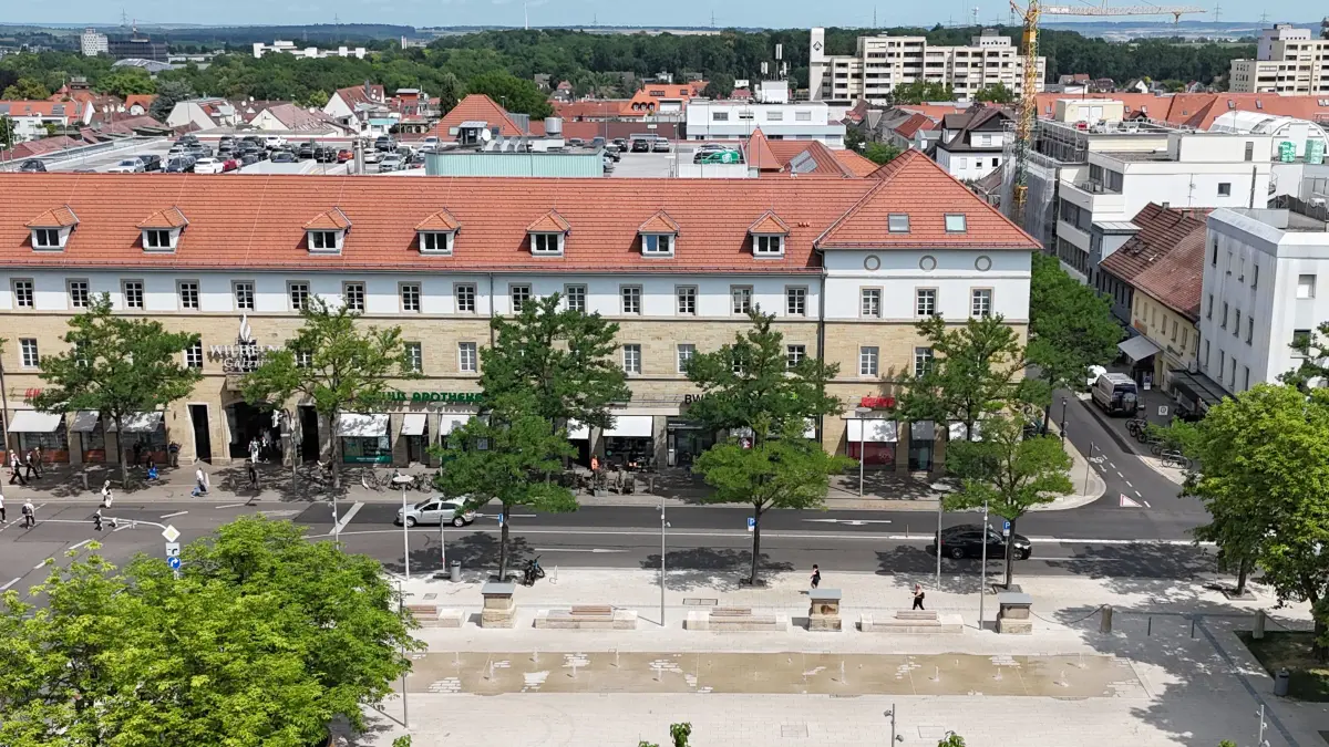 Auf der Nordseite des Arsenalplatzes stehen sechs Postamente, auf denen künftig Kunstwerke ausgestellt werden.