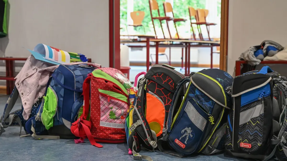 SPD-Fraktion: Bei Ganztagsbetreuung vieles ungeklärt: ARCHIV - 15.07.2021, Hessen, Wiesbaden: Schulranzen stehen in der Wiesbadener Robert-Schumann-Grundschule vor einem Klassenzimmer. (zu dpa: ««Lasst uns nicht im Stich» - Kommunen klagen über wenig Geld») Foto: Arne Dedert/dpa +++ dpa-Bildfunk +++