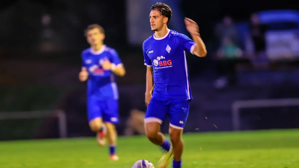 Giuliano Iannuzzi (SV Boeblingen, #5) fordert seine Mitspieler zum nach vorne laufen auf
TSV Koengen vs. SV Boeblingen, Fussball, Landesliga - Herren, 7. Spieltag, Spielzeit 2026/2027, 16.09.2026
Foto: Eibner-Pressefoto/Soeren Herweg