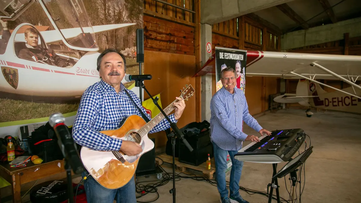 foto: Roberto Bulgrin
23. 09. 2026
Esslingen, Ulrich Voss spielt in Altenheimen Unterhaltungsmusik und macht Senior:innen glücklich - jetzt spielt der singende DJ und Entertainer in der Halle des Aeroclubs am Jaegerhaus