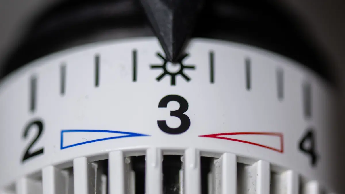 Fernwärme: Das Thermostat einer Heizung steht auf Stufe drei. (zu dpa: «EuGH stärkt Verbraucher bei Energiepreiserhöhungen»)