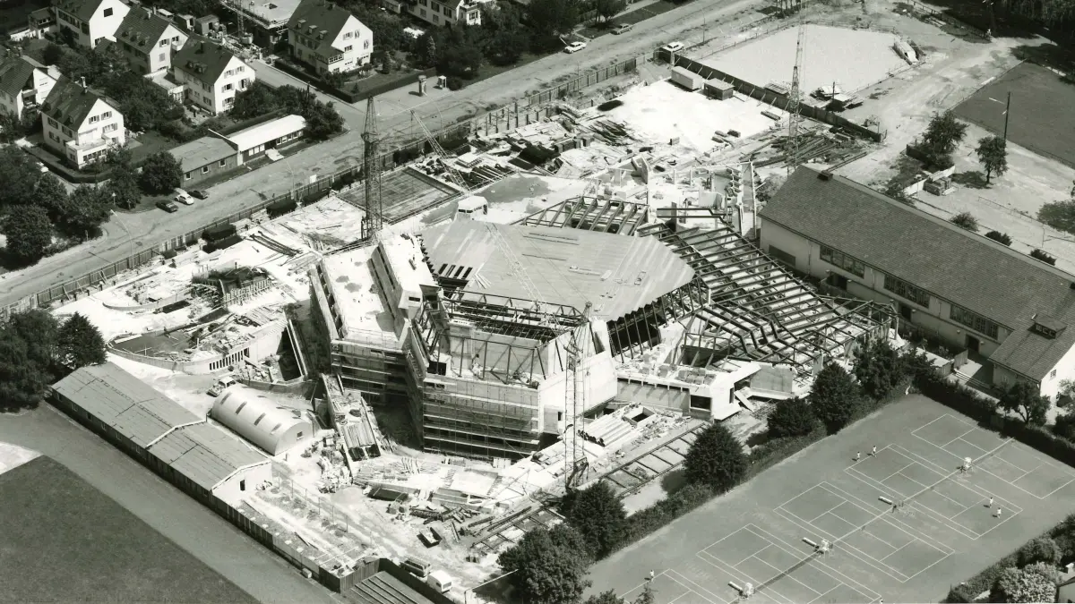 Die Fellbacher Schwabenlandhalle, hier noch im Bau Mitte der 1970er Jahre.