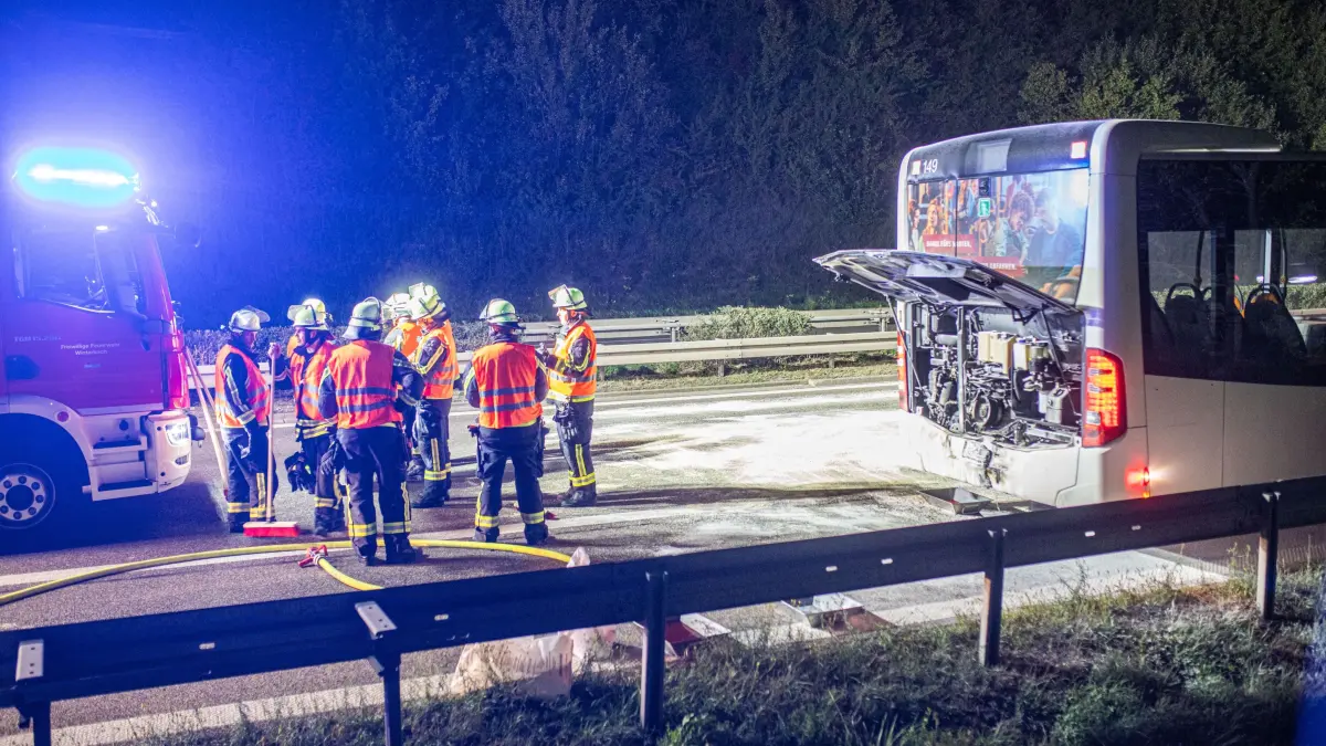 Ein Bus hat während der Fahrt Feuer gefangen.