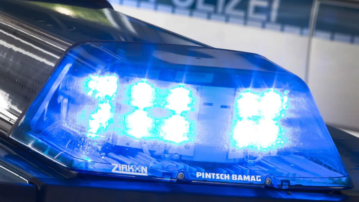 Blaulicht NRW: ARCHIV - 27.07.2015, NA, ---: Ein Blaulicht leuchtet während eines Einsatzes auf dem Dach eines Polizeiwagens. (zu dpa: «Ins Auge geschossen - 21-Jähriger flüchtet») Foto: Friso Gentsch/dpa +++ dpa-Bildfunk +++