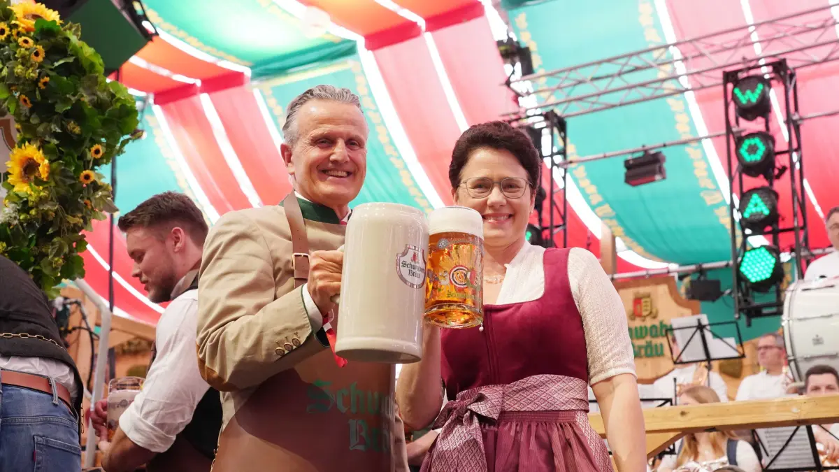 Cannstatter Volksfest: Stuttgart das 179. Cannstatter Volksfest ist Eroefnet OB Nopper brauchte 4 Schlaege fuer den Fassanstich. Foto Andreas Rosar Fotoagentur-Stuttgart 25.09.2026