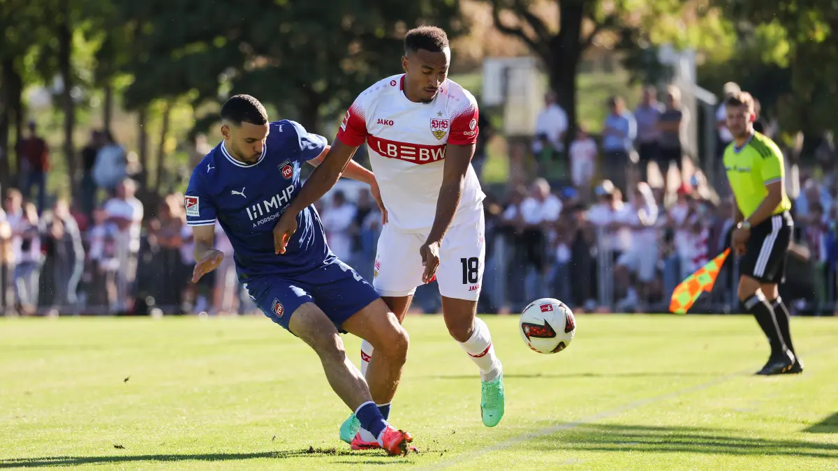 BAU // 2026.09.25, Deutschland, Weinstadt Fußball VfB Stuttgart vs. 1. FC Heidenheim, v.l. Oualid Mhamdi (Heidenheim), Jamie Leweling (VfB)
