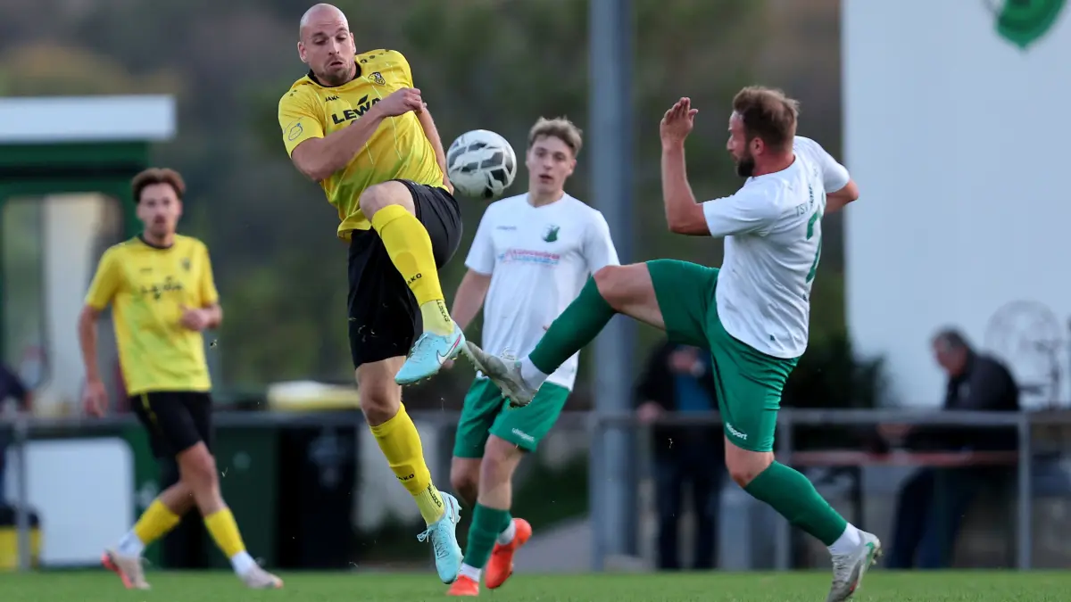 Fußball TSV Heimerdingen vs. SV Leonberg/Eltingen : BAU // 25.09.2026, Deutschland, Heimerdingen, Fußball Landesliga Staffel 1,
TSV Heimerdingen vs. SV Leonberg/Eltingen, v.l. Patrik Hofmann (Leo), Salvatore Pellegrino (Heimerdingen)