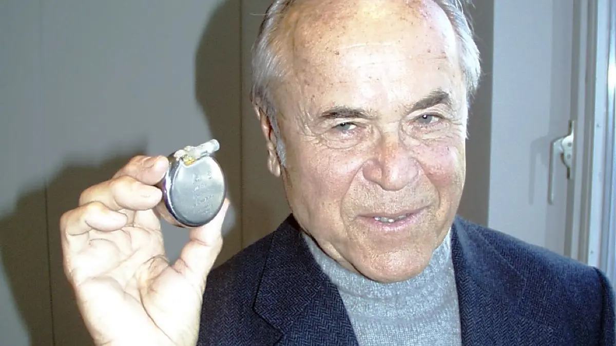 Heinz-Joachim Sykosch, der Chirurg, der am 2. Oktober 1961 den ersten Herzschrittmacher implantiert hat
