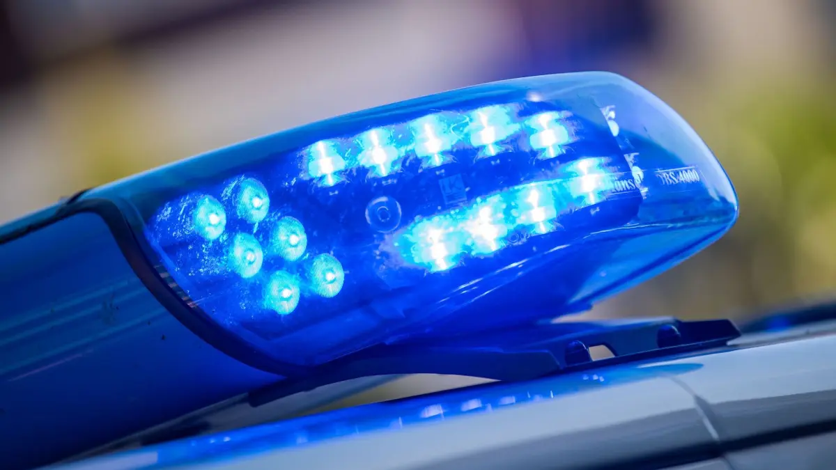 Polizei: SYMBOLBILD - 11.08.2022, Niedersachsen, Vechta: Ein Blaulicht ist auf dem Dach eines Polizeifahrzeugs zu sehen. (zu dpa: «Geparktes Auto stürzt in Stuttgarter Baugrube») Foto: Lino Mirgeler/dpa +++ dpa-Bildfunk +++