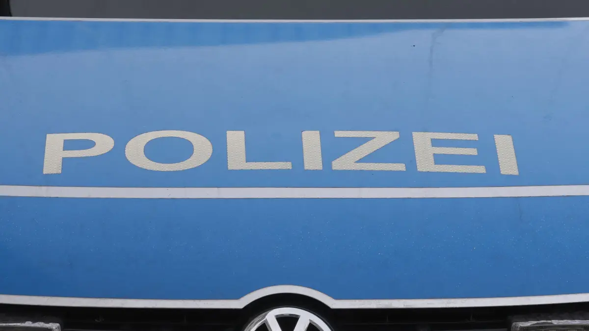 Suche nach zwei vermissten Mädchen und ihrer Pflegemutter: ARCHIV - 16.01.2024, Thüringen, Jena: Schriftzug "Polizei" an einem Dienstauto der Thüringer Polizei. (zu dpa: «Junge Mädchen aus Saalfeld vermisst») Foto: Bodo Schackow/dpa +++ dpa-Bildfunk +++