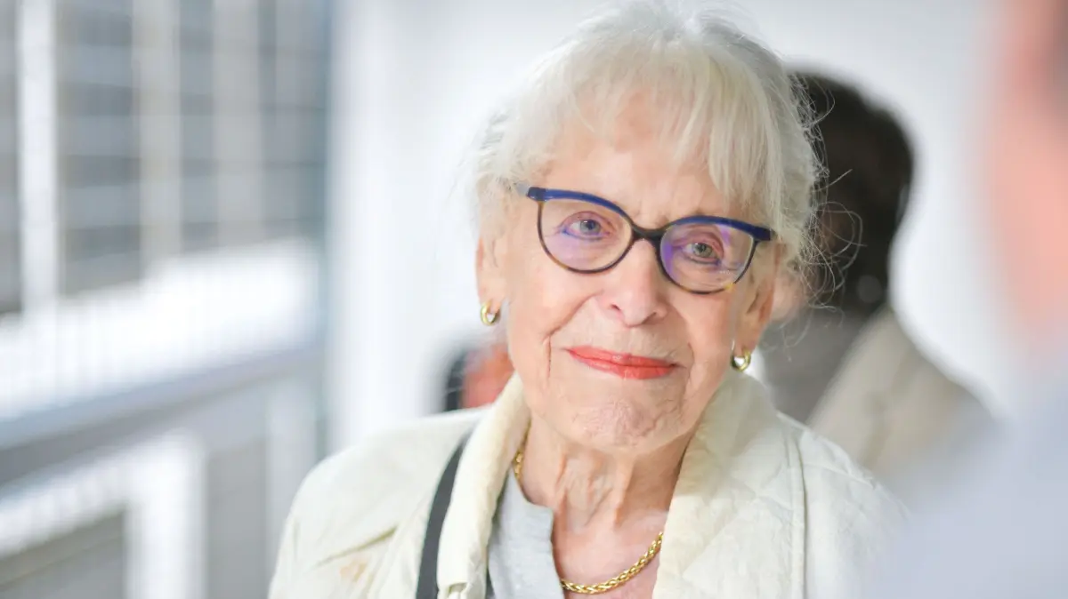 Eva Weyl, Bilder ihrer in Auschwitz ermordeten Großtante : Stuttgart, Besuch der Holocaust-Überlebenden Eva Weyl, die auch durch unsere Unterstützung zwei Bilder ihrer in Auschwitz ermordeten Großtante Alice Harburger erwerben konnte. Frau Weyl besucht am 24.9. die Sammlerin, von der die Bilder ursprünglich stammen und am 25.9. um 10 Uhr das Stadtarchiv, das weitere Bilder von Alice Harburger in seiner Sammlung aufbewahrt