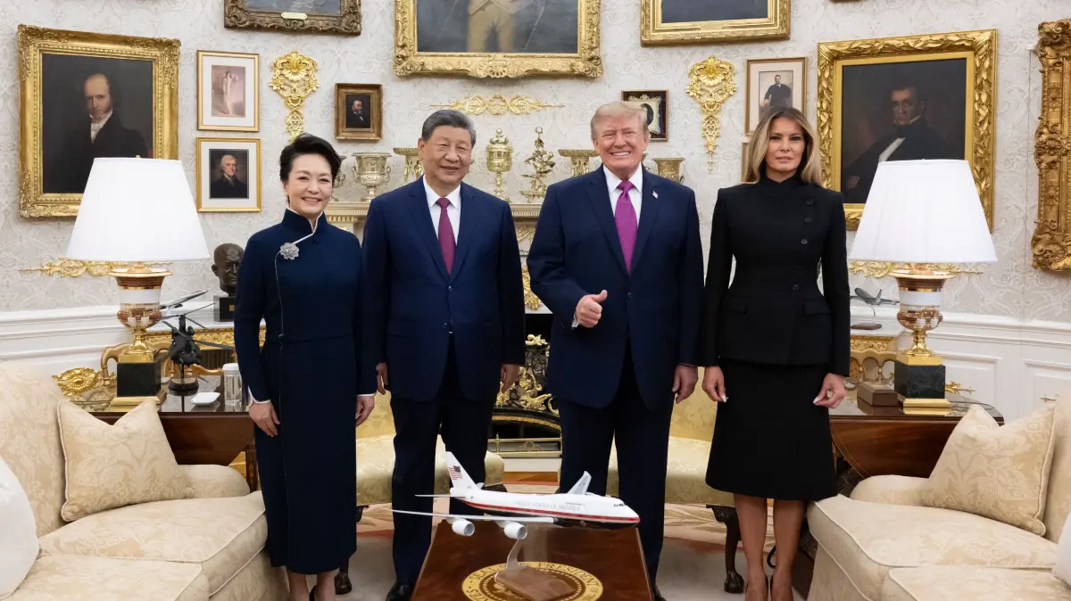 US-Präsident Trump empfängt Chinas Präsidenten Jinping im Weissen Haus: (260924) -- WASHINGTON, Sept. 24, 2026 (Xinhua) -- Chinese President Xi Jinping and his wife Peng Liyuan, together with U.S. President Donald Trump and his wife Melania Trump, pose for a group photo in the Oval Office after a welcome ceremony at the White House in Washington, D.C., the United States, Sept. 24, 2026. Trump held a welcome ceremony for Xi, who is on a state visit to the United States, at the White House on Thursday. (Xinhua/Xie Huanchi) - Xie Huanchi - //CHINENOUVELLE_XxjpbeE000078_20260925_PEPFN0A001/Credit:CHINE NOUVELLE/SIPA/2609250749