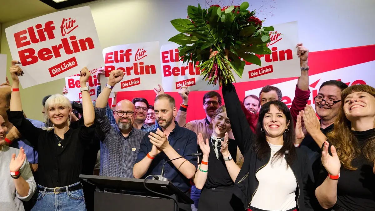 Landesparteitag der Berliner Linken: Elif Eralp (3.v.r), Fraktionsvorsitzende der Partei Die Linke im Berliner Abgeordnetenhaus, steht während eines Landesparteitags der Berliner Linken mit einem Blumenstrauß auf dem Podium. Auf dem Parteitag soll darüber abgestimmt werden, ob die Linke die Grünen und die SPD nach der Wahl zum Berliner Abgeordnetenhaus zu Sondierungsgesprächen einlädt. (zu dpa: «Berliner Linke will mit Grünen und SPD sondieren»)