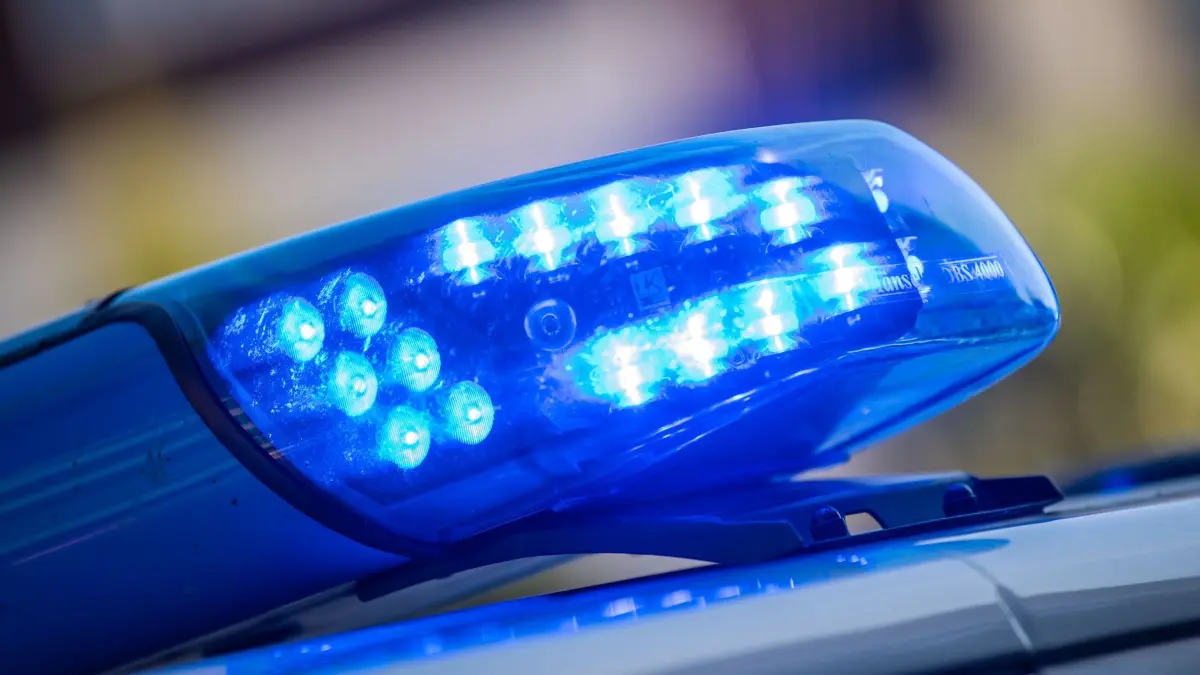 Polizei: SYMBOLBILD - 11.08.2022, Niedersachsen, Vechta: Ein Blaulicht ist auf dem Dach eines Polizeifahrzeugs zu sehen. (zu dpa: «Windradflügel im Graben – Bergung dauert bis in den Morgen») Foto: Lino Mirgeler/dpa +++ dpa-Bildfunk +++