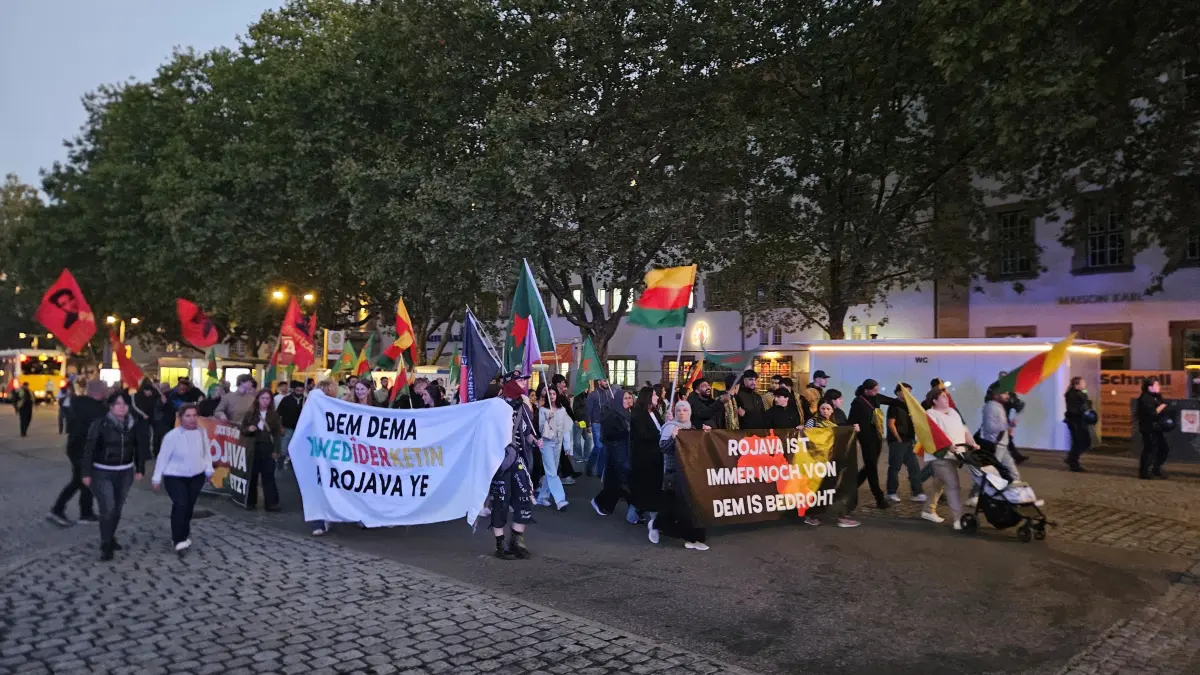 Die Demonstrierenden setzen sich gegen die Gewalt gegen Kurden im Iran und in Syrien ein.
