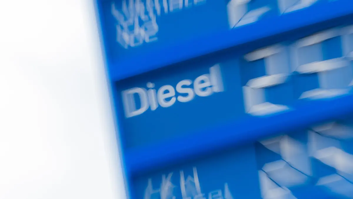 Kraftstoffpreise: Die aktuellen Kraftstoffpreise werden an der Anzeigetafel einer Tankstelle angezeigt. (zu dpa: «Nochmal Tankrabatt - Wann wird es billiger und wie viel?»)