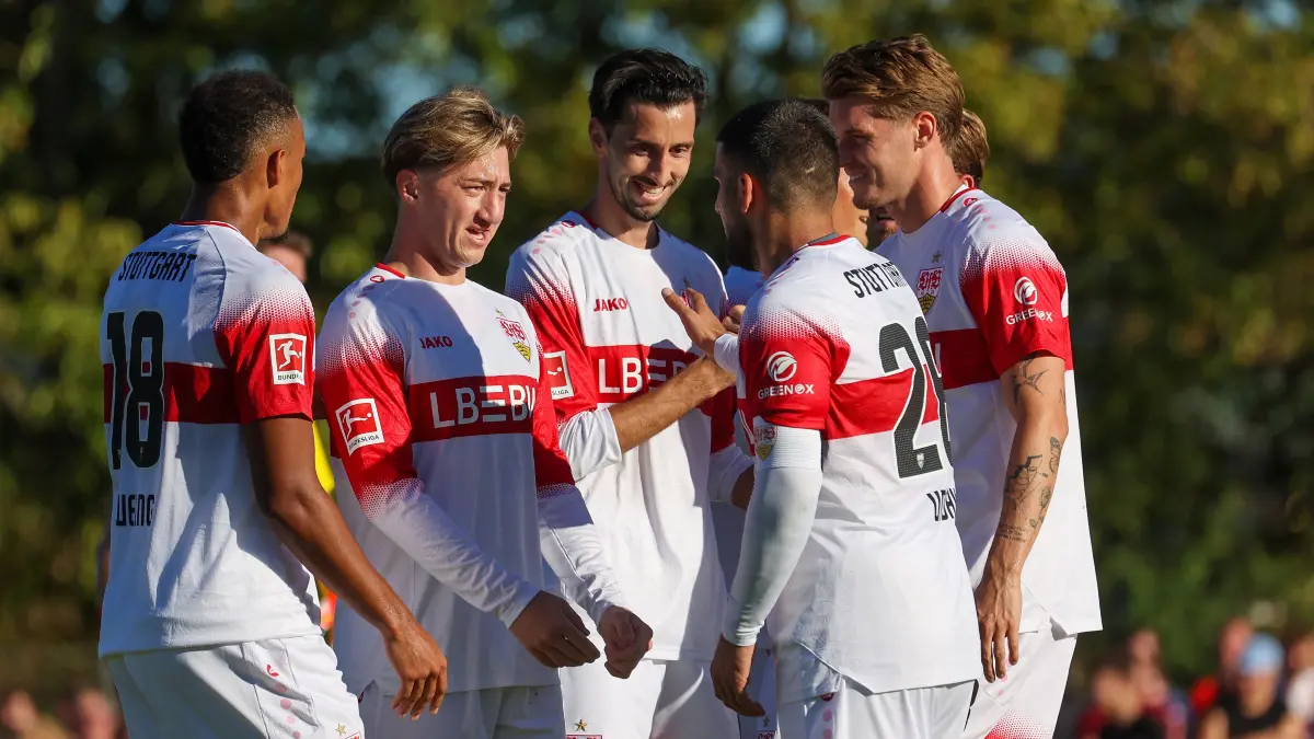 BAU // 2026.09.25, Deutschland, Weinstadt Fußball VfB Stuttgart vs. 1. FC Heidenheim, Torschütze Atakan Karazor (VfB, Mitte) jubelt über sein Tor zum 1:0, v.l. Jamie Leweling, Angelo Stiller, Torschütze Atakan Karazor, Deniz Undav, Ramon Hendriks