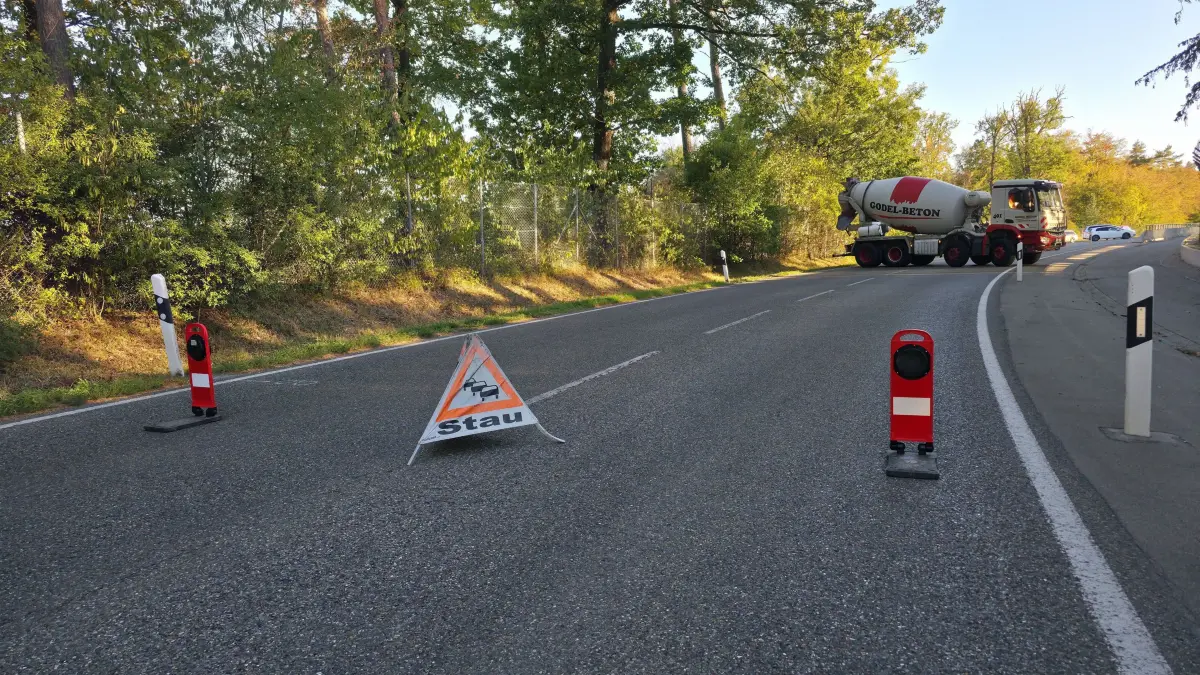 Boeblingen: Motorradfahrer verletzt sich schwer bei Unfall :
Am Freitagabend kam es auf der Panzerstrasse in Boeblingen zu einem Verkehrsunfall mit einem Motorradfahrer. Nach ersten Informationen der Polizei kam der Motorradfahrer mutmasslich aufgrund zu hoher Geschwindigkeit zu Fall. Bei dem Sturz zog sich der Motorradfahrer schwere Verletzungen zu und kam mit dem Rettungsdienst in ein Krankenhaus. Die Strecke war waehrend der Unfallaufnahme und Reinigungsarbeiten voll gesperrt Das Motorrad musste abgeschleppt werden.