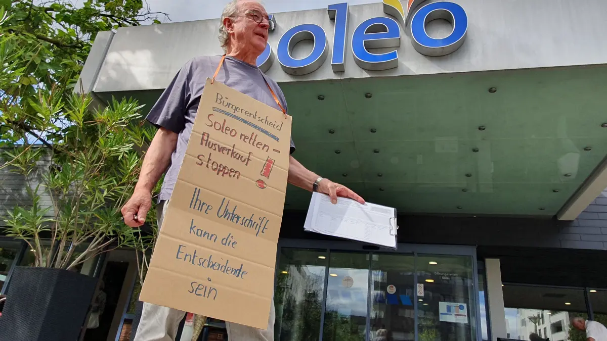 Fritz-Helmut Stockmar kämpft vor dem Soleo um Unterschriften gegen die Schließung des Heilbronner Hallenbads.