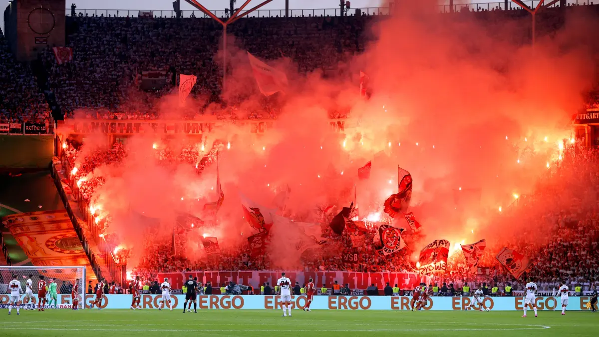 Der VfB-Block zu Beginn der zweiten Hälfte während des Pokalendspiels im Mai