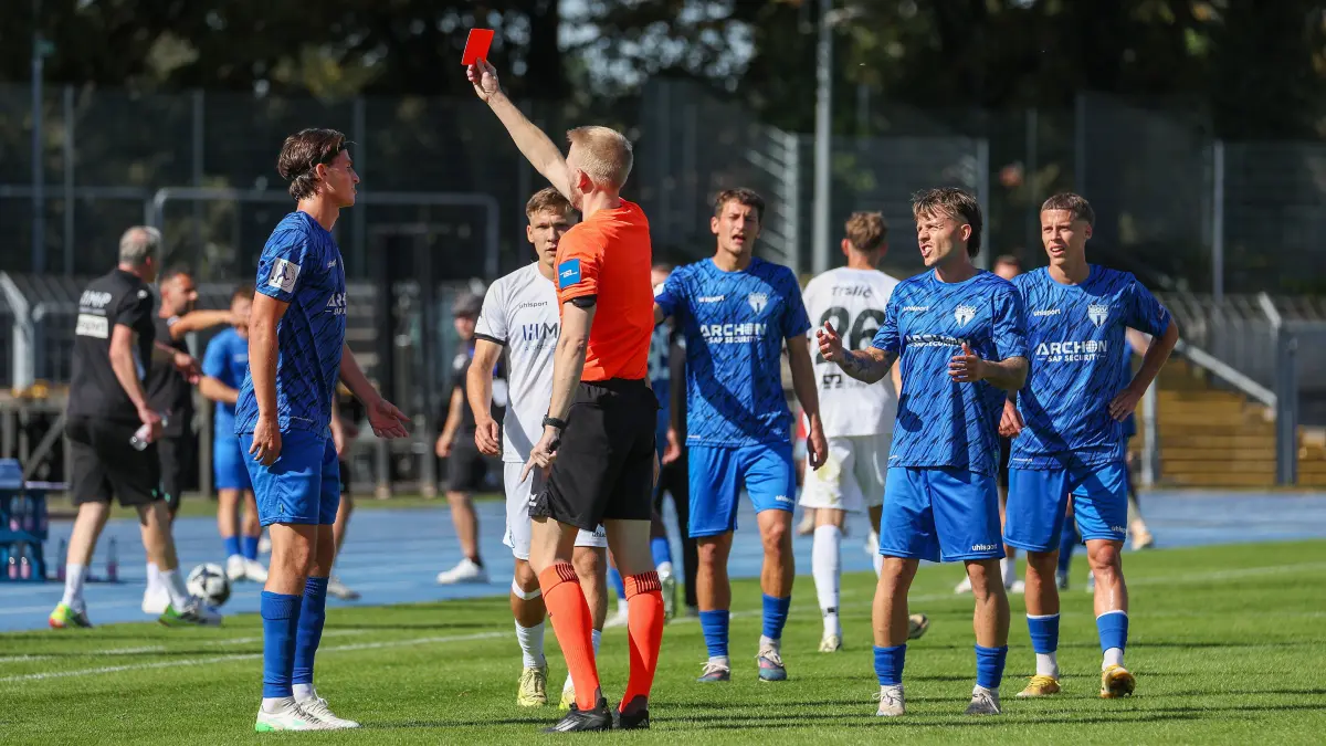 ußball SGV Heilbronn-Freiberg vs. SV Stuttgarter Kickers: 2026.09.26, Deutschland, Heilbronn Fußball SGV Heilbronn-Freiberg vs. SV Stuttgarter Kickers, Schiedsrichter Christian Steib zeigt Paul Polauke Freiberg, links und Sebastian Müller Kickers, 2.v.l. die rote Karte *** September 26, 2026, Germany, Heilbronn: SGV Heilbronn Freiberg vs. SV Stuttgarter Kickers referee Christian Steib shows Paul Polauke Freiberg, left and Sebastian Müller Kickers, second from left a red card