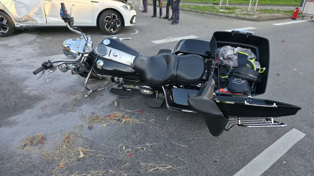 Holzgerlingen: aMotorrad contra PKW - Motorradfahrerin und Sozius schwer verletzt :
Am Samstagnachmittag kam es auf der Kreisstrasse 1048 zwischen Holzgerlingen und Schoenaich am Abzweig nach Weil im Schoenbuch-Breitenstein zu einem schweren Verkehrsunfall zwischen einem Personenkraftwagen und einem Motorrad. Nach ersten Informationen der Polizei, bevor der Fahrer eines PKWs, die Kreisstrasse 1048 von Schoenaich kommend in Richtung Holzgerlingen am Abzweig nach Weil im Schoenbuch – Breitenstein, wollte er nach links in Richtung Breitenstein abbiegen, hierbei ueber sei ein vorfahrtsberechtigtes Motorrad, das von Holzgerlingen in Richtung Schoenaich unterwegs war. Die Motorradfahrerin konnte einen Zusammenbruch mit dem PKW nicht mehr verhindern. Die Motorradfahrerin sowie ihr Sozius wurden bei dem Unfall nach ersten Angaben der Polizei schwer verletzt und wurden durch den Rettungsdienst in nahe gelegenen Krankenhaeusern gebracht. Der Rettungsdienst war mit zwei Rettungswagen, einem Notarzt sowie einem Hubschrauber im Einsatz.<br />
