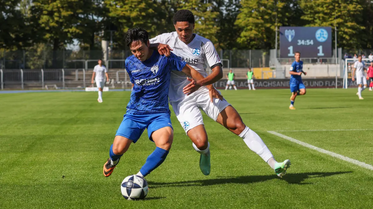 ußball SGV Heilbronn-Freiberg vs. SV Stuttgarter Kickers: BAU // 2026.09.26, Deutschland, Heilbronn Fußball SGV Heilbronn-Freiberg vs. SV Stuttgarter Kickers, v.l. Gwangin Lee (Freiberg), David Udogu (Kickers)