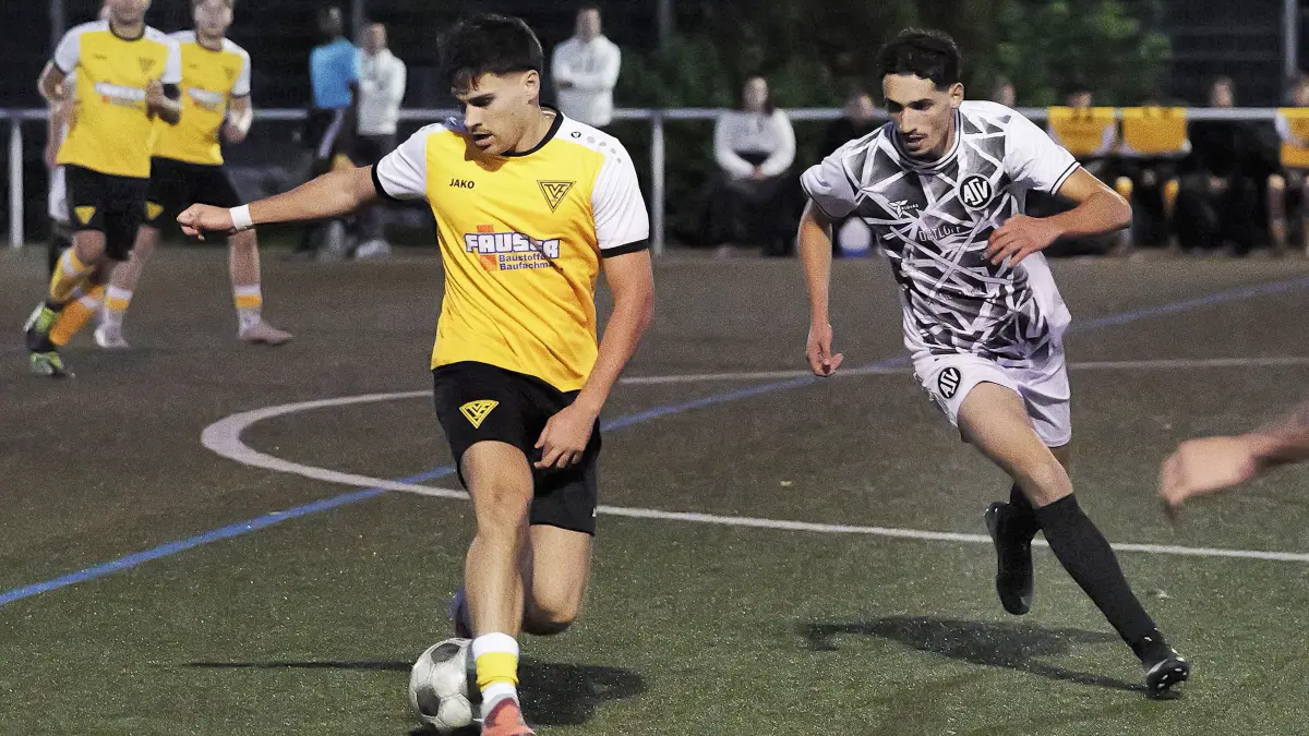 Fußball, Fussball, Landesliga, ASV Botnang - TV Echterdingen: Fußball, Fussball, Landesliga, ASV Botnang - TV Echterdingen
Nr.7 (B): Ari Ilhan - weiss
Nr.8 (E): Julijan Milos - gelb/schwarz
Fotograf: Günter E. Bergmann - Photography
Aufnahmedatum: 25.09.2026