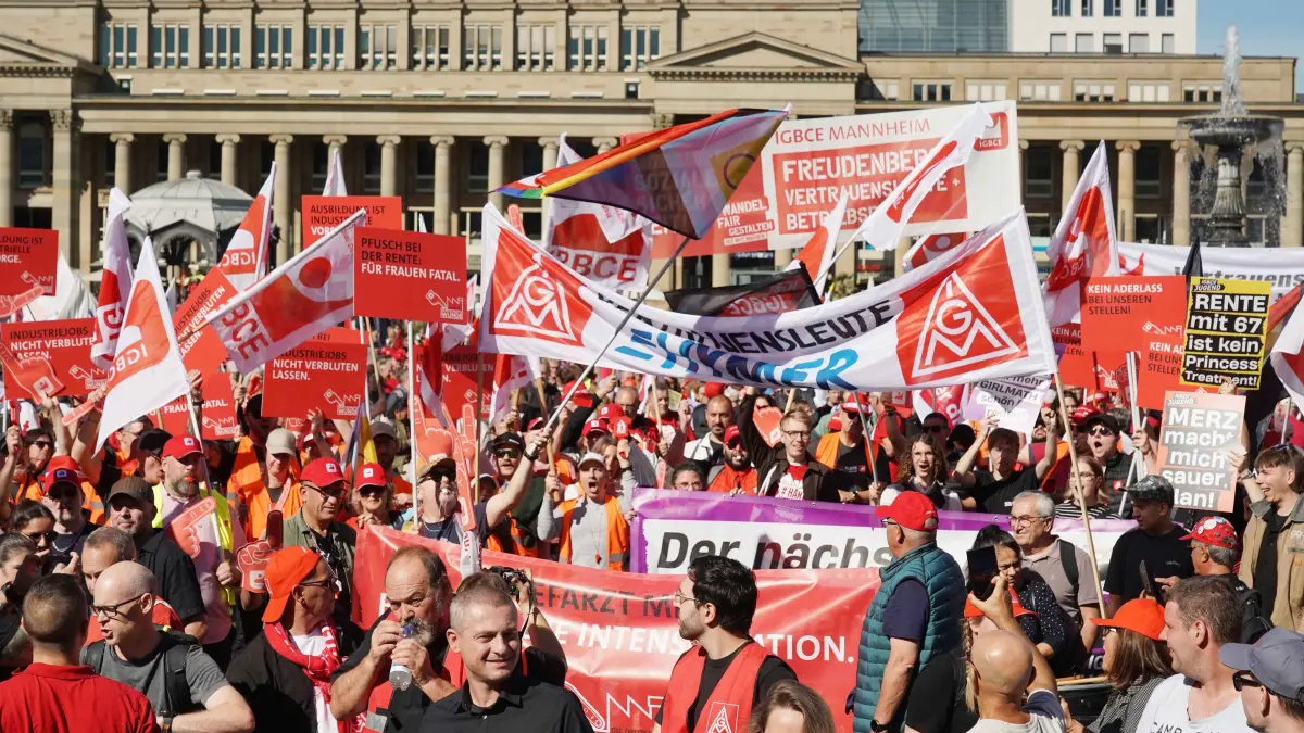 Grossdemo: Stuttgart Schlossplatz ca. 15 000 Menschen bei der Grossdemo DGB Bezirk Baden Wuettemberg hat aufgerufen zum Streik. Nicht geschenkt hard verdient Gewrerkschafen gegen Sozialabbau. Foto Andreas Rosar Fotoagentur-Stuttgart 26.09.2026