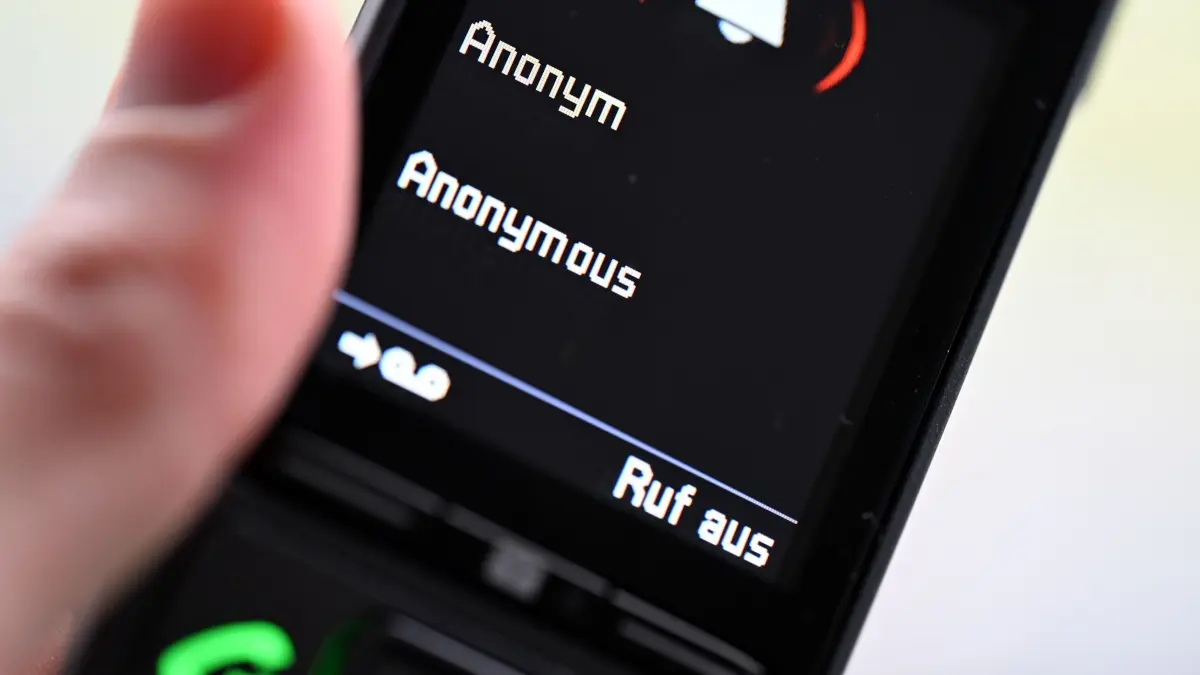 Trickbetrug: Immer wieder erzählen Trickbetrüger ihren Opfern am Telefon Lügenmärchen, um ihnen Geld und Wertgegenstände abzuluchsen. (zu dpa: «Schockanruf scheitert - Vater und Sohn überlisten Betrüger»)