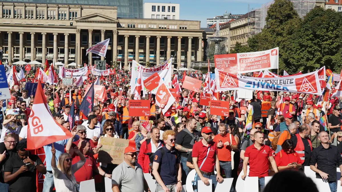 Grossdemo: Stuttgart Schlossplatz ca. 15 000 Menschen bei der Grossdemo DGB Bezirk Baden Wuettemberg hat aufgerufen zum Streik. Nicht geschenkt hard verdient Gewrerkschafen gegen Sozialabbau. Foto Andreas Rosar Fotoagentur-Stuttgart 26.09.2026