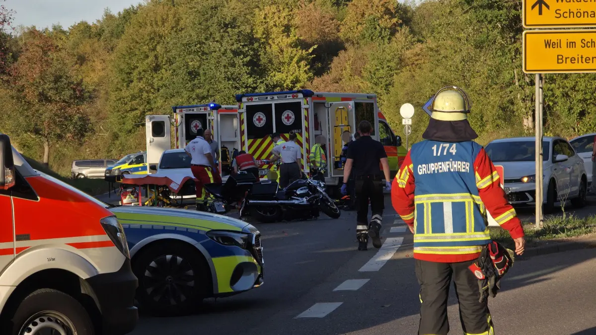 Holzgerlingen: aMotorrad contra PKW - Motorradfahrerin und Sozius schwer verletzt :
Zwei schwer verletzte Personen und ein Sachschaden von rund 40.000 Euro sind das Resultat eines Verkehrsunfalls, welcher sich am fruehen Samstag-Abend (26.09.2026) gegen 17:30 Uhr auf der K1074 zwischen Holzgerlingen und Schoenaich ereignete. Im Einmuendungsbereich zur K1048 nach Breitenstein uebersah die 18-jaehrige Fahrzeuglenkerin eines VW Polo mutmasslich aufgrund der tiefstehenden Sonne beim Abbiegen ein herannahendes Kraftrad und kollidierte mit diesem. Sowohl der 70-jaehrige Fahrer der Harley-Davidson als auch seine 57-jaehrige Sozia wurden abgeworfen und durch den Zusammenstoss schwer verletzt. Beide wurden im Anschluss in umliegende Krankenhaeuser gebracht. Die beiden beteiligten Fahrzeuge waren nicht mehr fahrbereit und mussten abgeschleppt werden. Neben der Feuerwehr und dem Rettungsdienst befand sich auch ein Rettungshubschrauber im Einsatz. Fuer die Unfallaufnahme und verkehrsregelnde Massnahmen waren ebenfalls mehrere Streifenwagen im Einsatz. Die Strasse wurde nach etwa drei Stunden wieder fuer den Verkehr freigegeben.