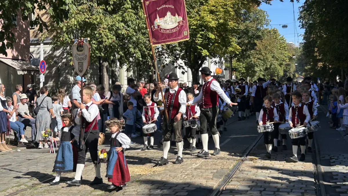 Klein und Groß beim Umzug