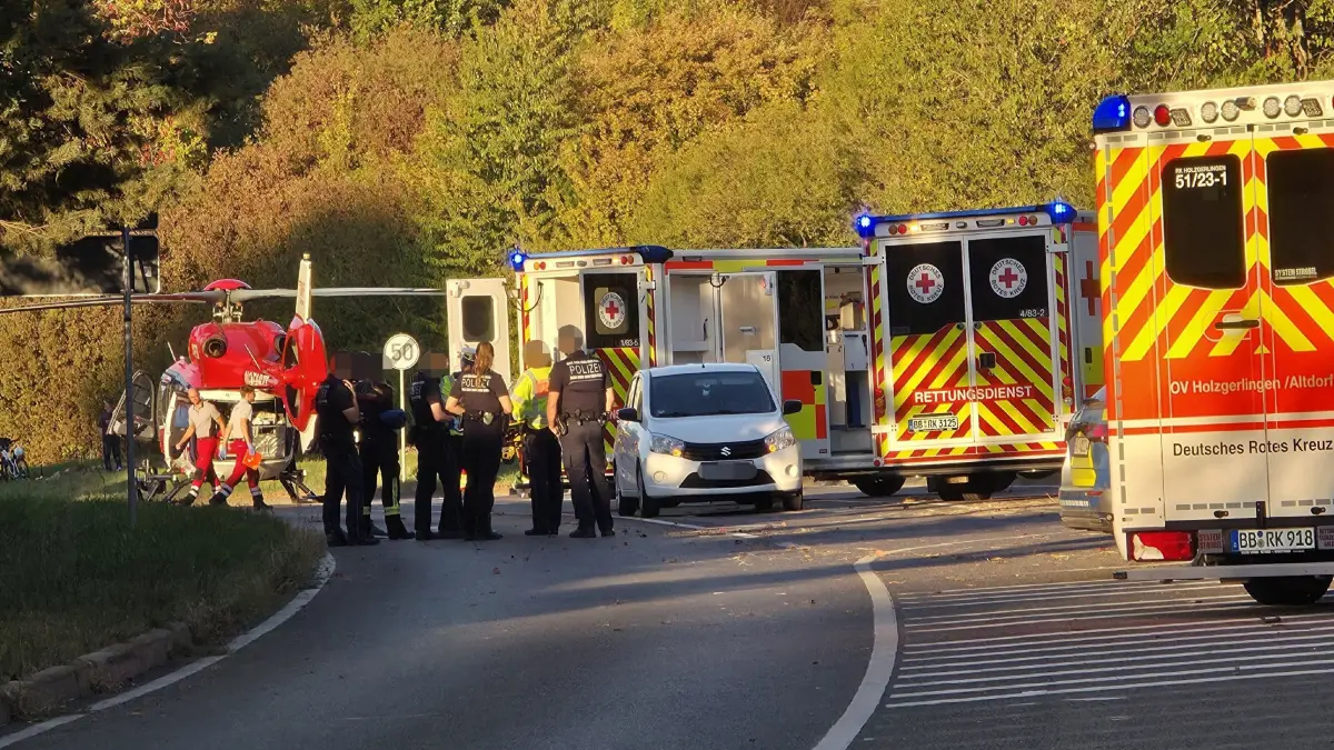 Holzgerlingen: aMotorrad contra PKW - Motorradfahrerin und Sozius schwer verletzt :
Zwei schwer verletzte Personen und ein Sachschaden von rund 40.000 Euro sind das Resultat eines Verkehrsunfalls, welcher sich am fruehen Samstag-Abend (26.09.2026) gegen 17:30 Uhr auf der K1074 zwischen Holzgerlingen und Schoenaich ereignete. Im Einmuendungsbereich zur K1048 nach Breitenstein uebersah die 18-jaehrige Fahrzeuglenkerin eines VW Polo mutmasslich aufgrund der tiefstehenden Sonne beim Abbiegen ein herannahendes Kraftrad und kollidierte mit diesem. Sowohl der 70-jaehrige Fahrer der Harley-Davidson als auch seine 57-jaehrige Sozia wurden abgeworfen und durch den Zusammenstoss schwer verletzt. Beide wurden im Anschluss in umliegende Krankenhaeuser gebracht. Die beiden beteiligten Fahrzeuge waren nicht mehr fahrbereit und mussten abgeschleppt werden. Neben der Feuerwehr und dem Rettungsdienst befand sich auch ein Rettungshubschrauber im Einsatz. Fuer die Unfallaufnahme und verkehrsregelnde Massnahmen waren ebenfalls mehrere Streifenwagen im Einsatz. Die Strasse wurde nach etwa drei Stunden wieder fuer den Verkehr freigegeben.