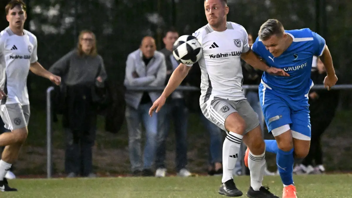 GSV Pleidelsheim - SV Salamander Kornwestheim, Fusball: Bezirksliga E/M; SVK;
GSV (Weiß): Markus Tränkle
SVK (Blau): Marco Schwalb