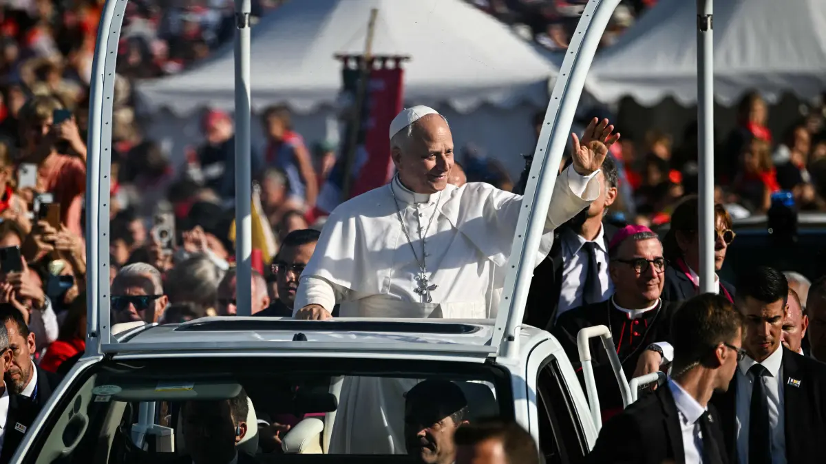 FRANCE-VATICAN-RELIGION-POPE: Pope Leo XIV waves to worshippers as he arrives on board of the Papamobile (popemobile) to celebrate a holy mass at the Prairie of the Shrine of Our Lady of Lourdes, southwestern France, on September 27, 2026 on the third day of his visit to France. (Photo by Lionel BONAVENTURE / AFP)