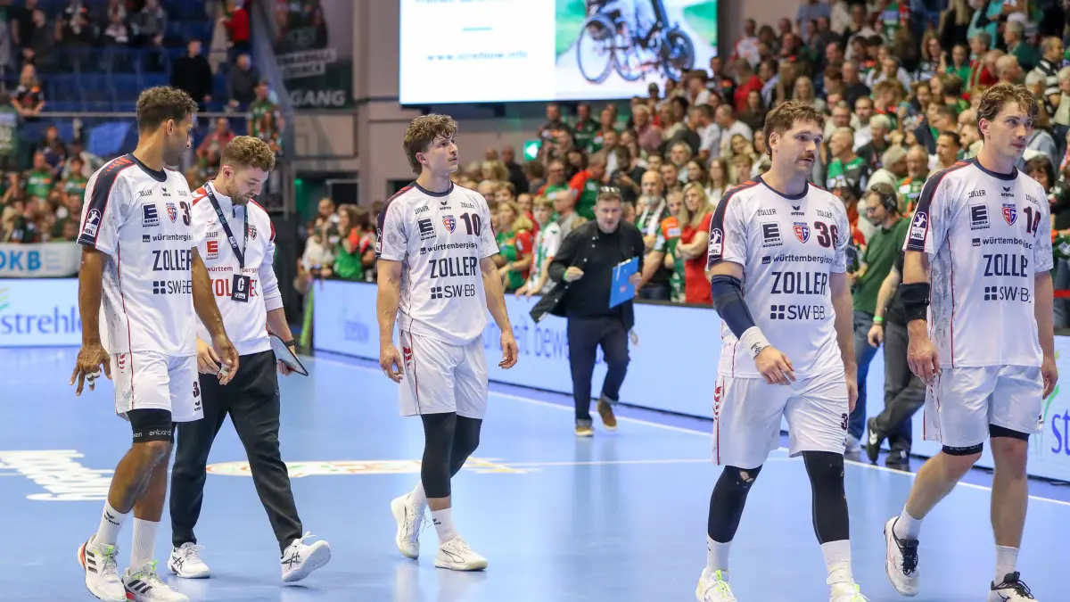 26.09.2026, xgox, Handball - Opel HBL SC Magdeburg - SG BBM Bietigheim emspor, v.l. Djibril M Bengue M Bengue, Bietigheim, 33, Jonas Josef Bietigheim, 10, Jonathan Fischer Bietigheim, 36, Fynn Nicolaus Bietigheim, 14 enttaeuscht, schaut enttaeuscht, niedergeschlagen, disappointed Magdeburg *** September 26, 2026, xgox, Handball Opel HBL SC Magdeburg vs. SG BBM Bietigheim, from left: Djibril M. Bengue, Bietigheim, 33, Jonas Josef, Bietigheim, 10, Jonathan Fischer, Bietigheim, 36, Fynn Nicolaus, Bietigheim, 14, disappointed, looking disappointed, dejected, disappointed, Magdeburg