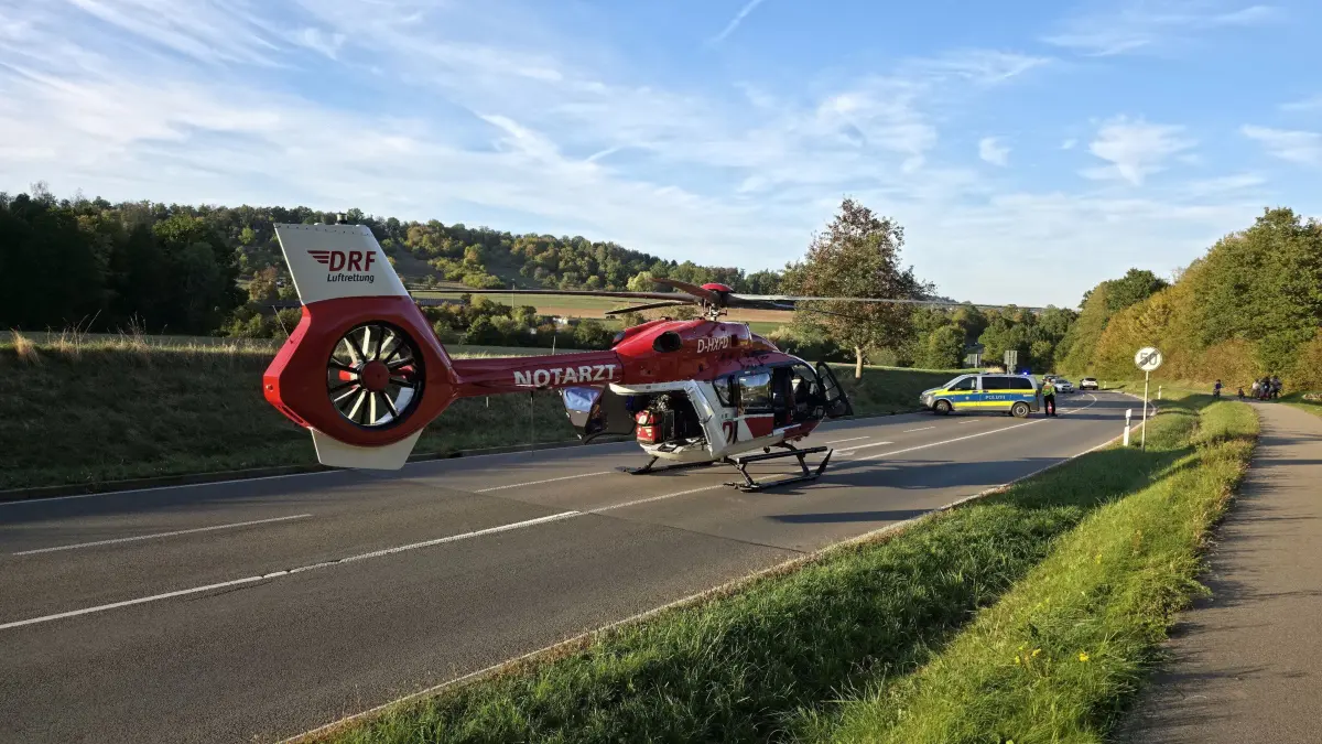 Holzgerlingen: aMotorrad contra PKW - Motorradfahrerin und Sozius schwer verletzt :
Zwei schwer verletzte Personen und ein Sachschaden von rund 40.000 Euro sind das Resultat eines Verkehrsunfalls, welcher sich am fruehen Samstag-Abend (26.09.2026) gegen 17:30 Uhr auf der K1074 zwischen Holzgerlingen und Schoenaich ereignete. Im Einmuendungsbereich zur K1048 nach Breitenstein uebersah die 18-jaehrige Fahrzeuglenkerin eines VW Polo mutmasslich aufgrund der tiefstehenden Sonne beim Abbiegen ein herannahendes Kraftrad und kollidierte mit diesem. Sowohl der 70-jaehrige Fahrer der Harley-Davidson als auch seine 57-jaehrige Sozia wurden abgeworfen und durch den Zusammenstoss schwer verletzt. Beide wurden im Anschluss in umliegende Krankenhaeuser gebracht. Die beiden beteiligten Fahrzeuge waren nicht mehr fahrbereit und mussten abgeschleppt werden. Neben der Feuerwehr und dem Rettungsdienst befand sich auch ein Rettungshubschrauber im Einsatz. Fuer die Unfallaufnahme und verkehrsregelnde Massnahmen waren ebenfalls mehrere Streifenwagen im Einsatz. Die Strasse wurde nach etwa drei Stunden wieder fuer den Verkehr freigegeben.