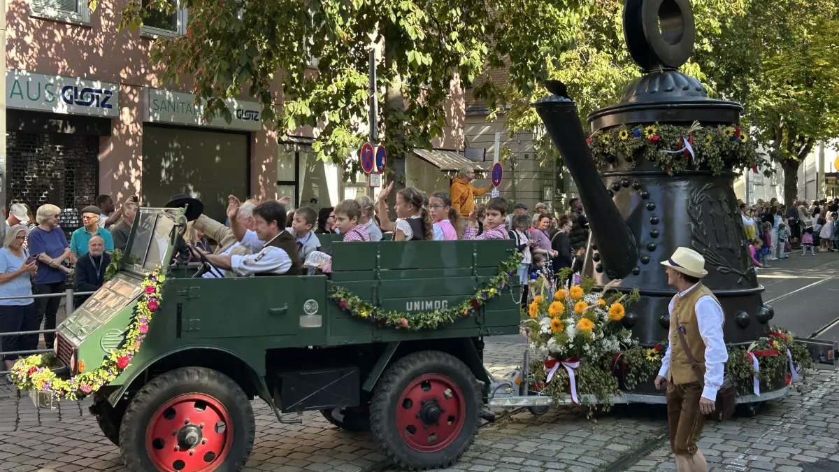 Der Volksfestumzug ist gestartet