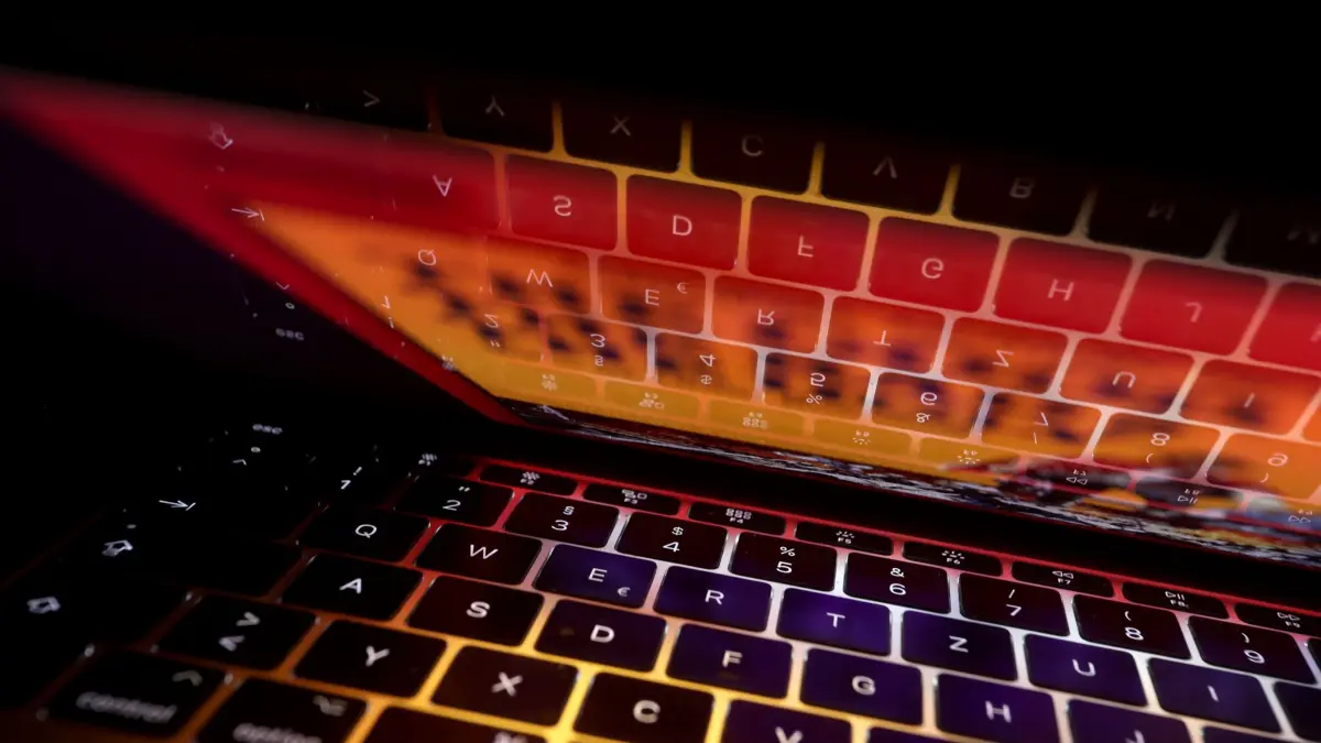 Cyberkriminalität: ILLUSTRATION - 28.03.2023, Bayern, Kempten: Computerbeleuchtung (zu dpa: «Geständnis im Prozess um gigantischen Darknet-Drogenmarkt») Foto: Karl-Josef Hildenbrand/dpa +++ dpa-Bildfunk +++