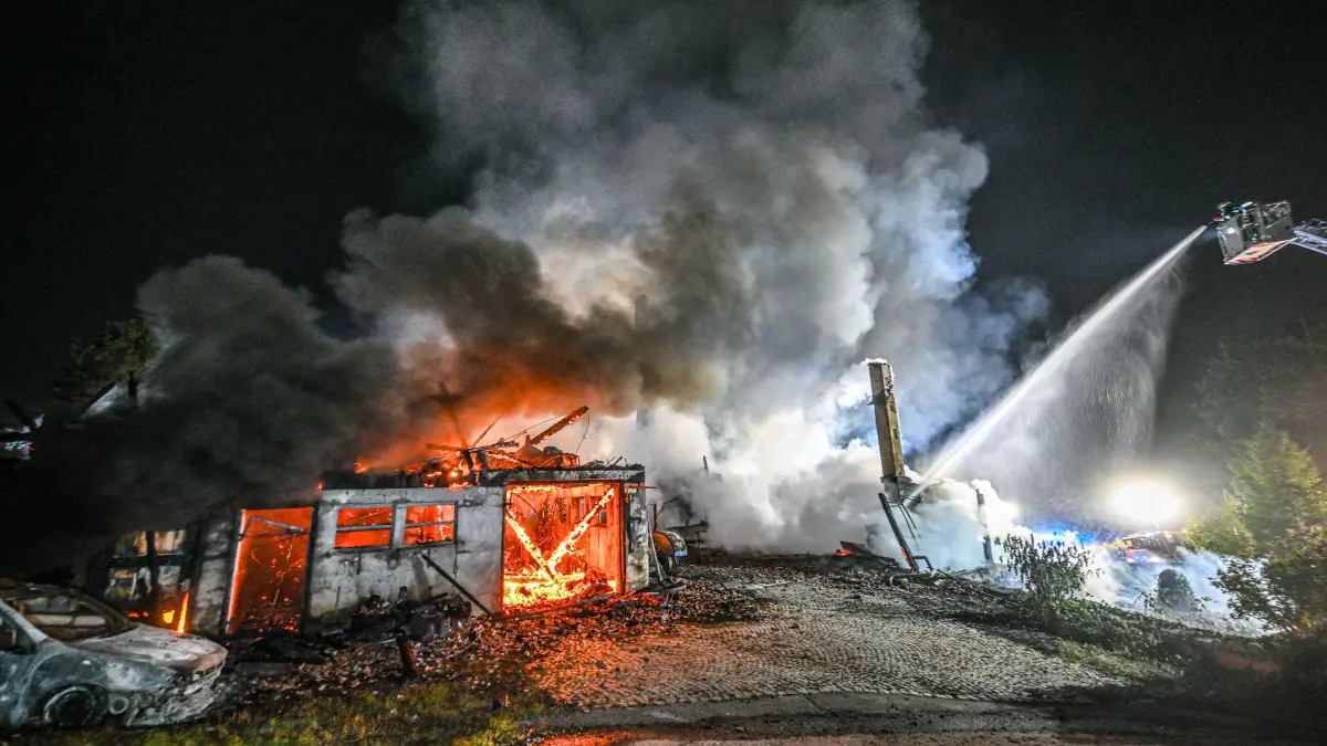 Einsatzkräfte bekämpfen in der Nacht auf Montag einen Großbrand in Gutach.