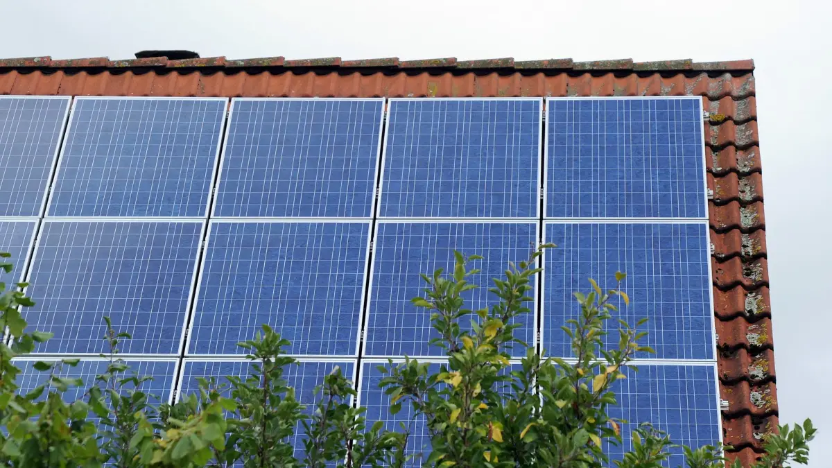 Solarstrom - Solar-Anlage auf einem Dach: Ein Dach ist in der Region Hannover mit Photovoltaik-Modulen bestückt (Archivbild) (zu dpa: «Solarstromproduktion übertrifft bereits jetzt Vorjahreswert»)