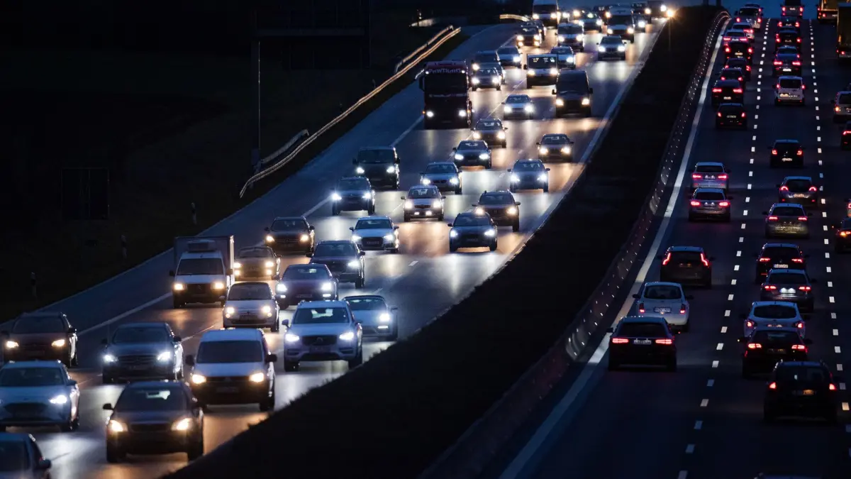 Stockender Verkehr auf der A81: Viele Autos fahren auf der A81 zwischen Stuttgart und Ludwigsburg. (zu dpa: «Unfall im Engelbergtunnel: Zehn Kilometer Stau auf der A81»)