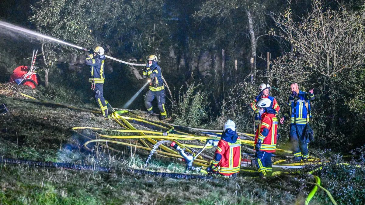 Einsatzkräfte bekämpfen in der Nacht auf Montag einen Großbrand in Gutach.