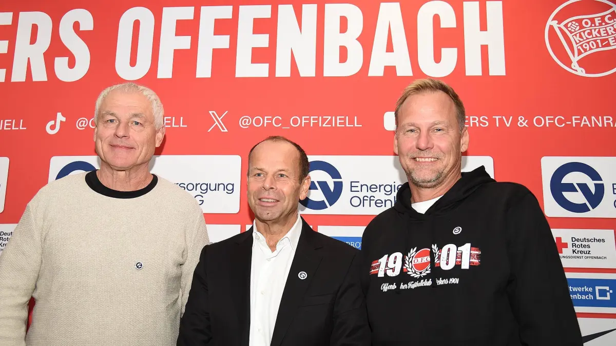21.11.2025 xphx Offenbach am Main, Sparda-Bank-Hessen Stadion - Stadion Bieberer Berg Regionalliga Saison 2025/2026 Kickers Offenbach OFC - stellt Martin Pieckenhagen als neuen Sportgeschäftsführer vor Bild zeigt: Hans-Jürgen Boysen Aufsichtsrat OFC OFC-Präsident Joachim Wagner Martin Pieckenhagen Sportgeschäftsführer OFC *** 21 11 2025 xphx Offenbach am Main, Sparda Bank Hessen Stadion Stadion Bieberer Berg Regionalliga Saison 2025 2026 Kickers Offenbach OFC introduces Martin Pieckenhagen as new Sports Managing Director Picture shows Hans Jürgen Boysen Supervisory Board OFC OFC President Joachim Wagner Martin Pieckenhagen Sports Managing Director OFC