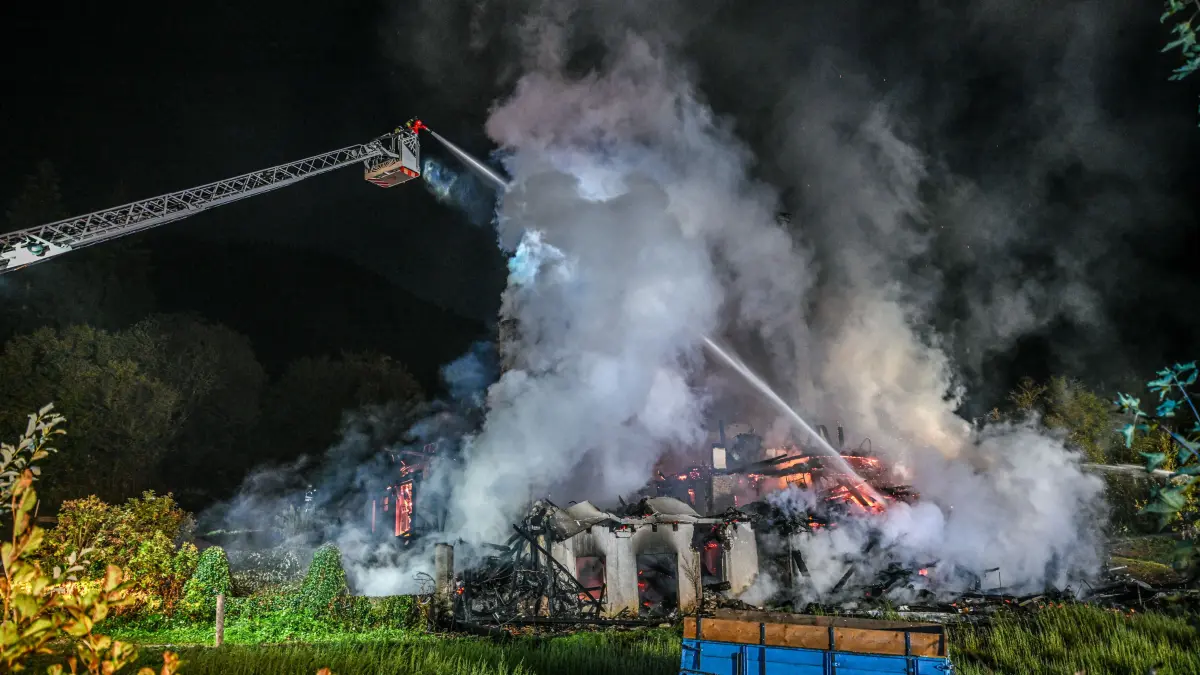 Einsatzkräfte bekämpfen in der Nacht auf Montag einen Großbrand in Gutach.