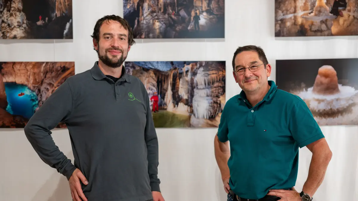 Der Höhlenforscher und -fotograf Rainer Straub nimmt die Besucher bei seiner neuen Fotoausstellung im Naturschutzzentrum Schopflocher Alb mit auf eine unterirdische Reise in das Reich der Tropfsteine und Fledermäuse der Schwäbischen Alb. Marco Drehmann, Leiter des Naturschutzzentrums Schopflocher Alb, und Rainer Straub (von links) vor den Fotos der Ausstellung